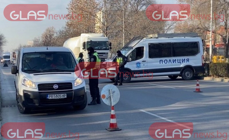 Полицаи изградиха КПП на затворения булевард в Пловдив за минути СНИМКИ