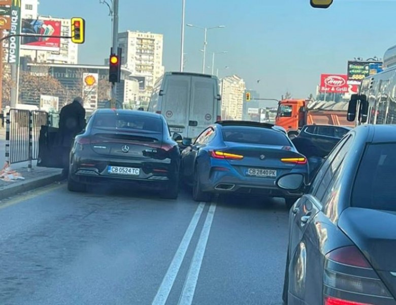 Пътен инцидент с две лъскави коли стана днес в София.