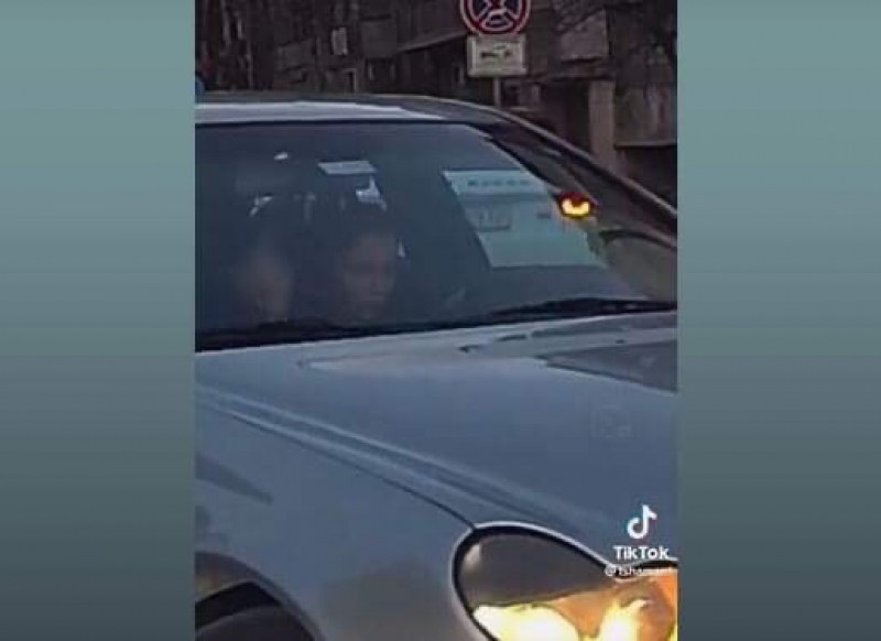 В Пловдив: Мъж снима шофьорка в нарушение, тя го поздрави с неприличен жест