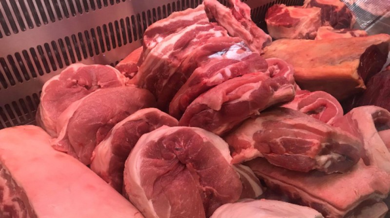 Затвориха магазин с транжорна в Съединение, унищожават 65 кг месо
