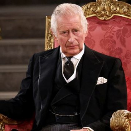 Крал Чарлз III отдава почит към майка си кралица Елизабет