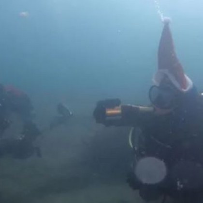 Водолазите в Бургас посрещат Рождество Христово под водата и със