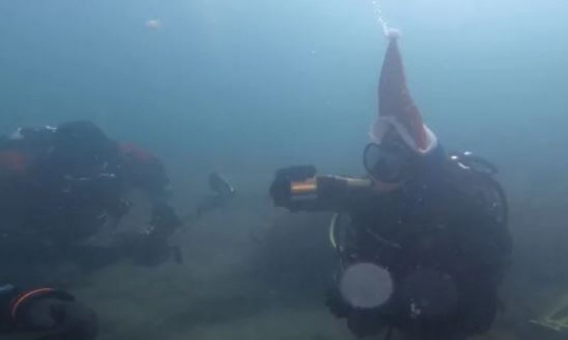 Водолази празнуваха Рождество под водата