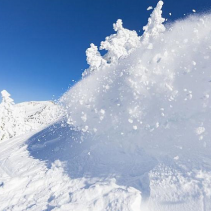 Десет почитатели на зимните спортове са затрупани от лавина паднала