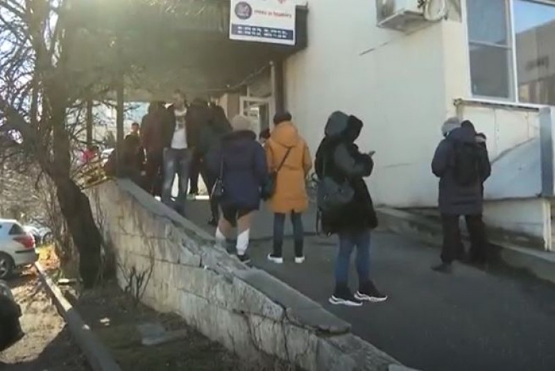 Болни обикалят из София в търсене на лекар