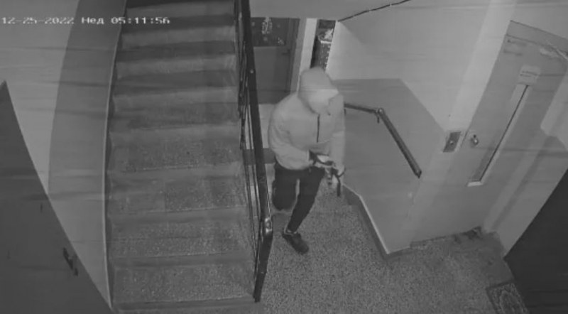 Мъж обикаля във вход и проверява вратите