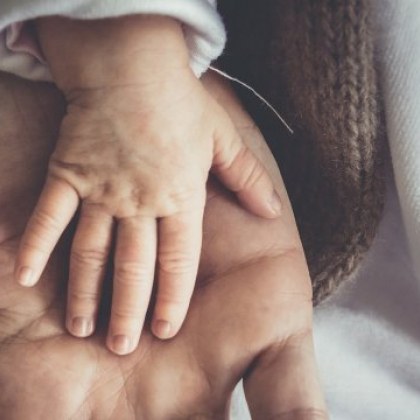 Над 730 мъже в България са в отпуск по бащинство