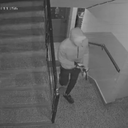 Мъж обикаля във вход и проверява вратите