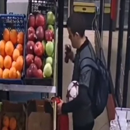 Момче взима, но не плаща в пловдивски магазин ВИДЕО