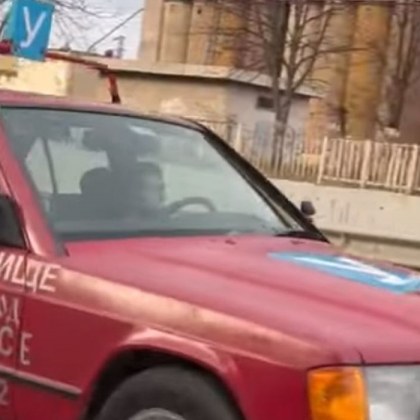 Малко дете е заснето да кара учебна кола във Враца