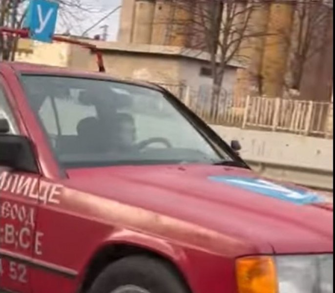 Малко дете е заснето да кара учебна кола във Враца,