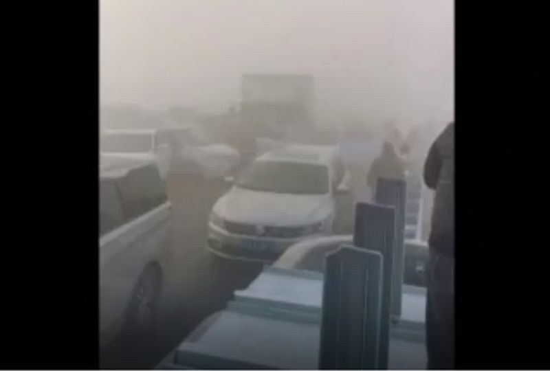 Верижна катастрофа със стотици автомобили в Китай, има загинал