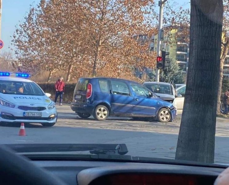 Две коли се блъснаха челно в Пловдив СНИМКА