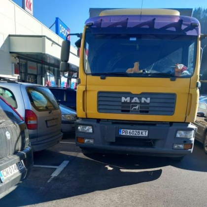 Шофьор на камион блокира леки коли на паркинг в Смолян