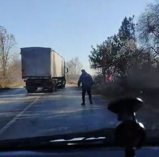 Пиян мъж се клатушка на път, камиони го заобикалят СНИМКИ