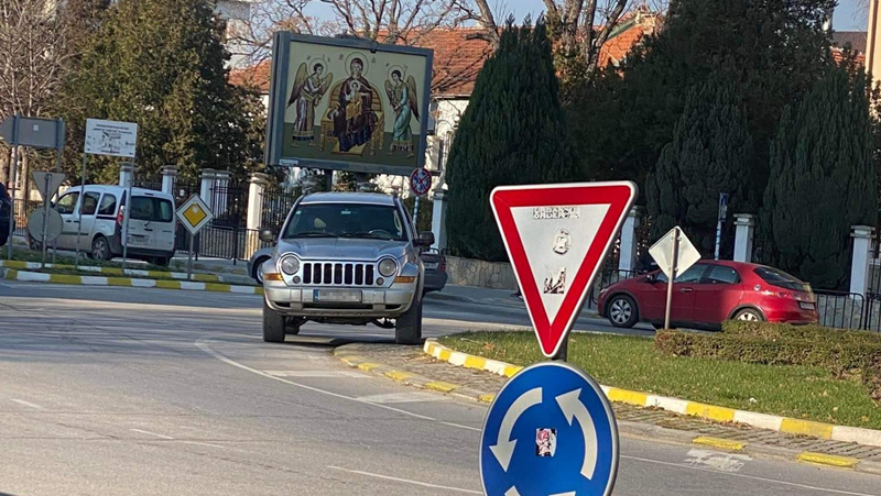 Шофьор паркира колата си на кръгово кръстовище в Асеновград СНИМКА