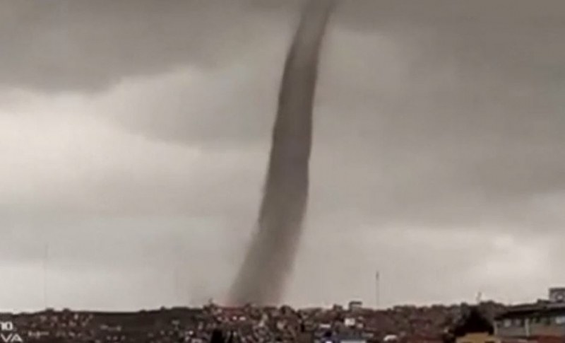 Торнадо мина през град Ел Алто в Боливия, предаде Ройтерс.