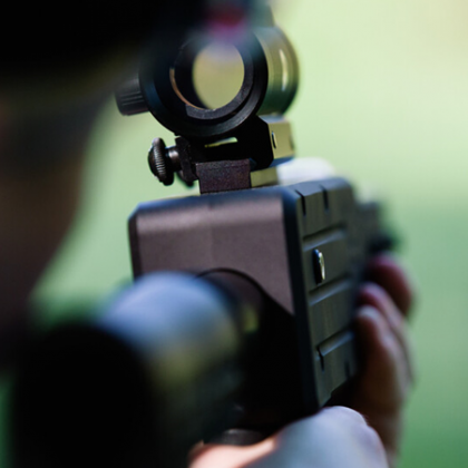 Неизвестен стреля с въздушна пушка по два автомобила в Кюстендил