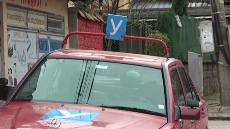 Спират от движение учебната кола, шофирана от 10-годишно дете