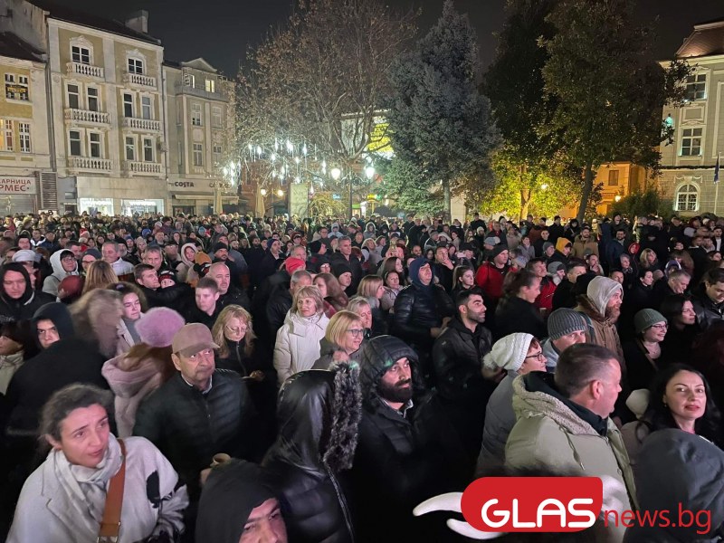 Хиляди се събраха на площада в Пловдив СНИМКИ