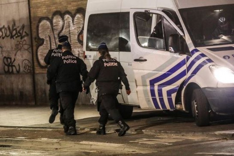 Маскирани купонджии нападнаха линейка с фойерверки и пожарогасител