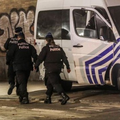 Маскирани купонджии нападнаха линейка с фойерверки и пожарогасител
