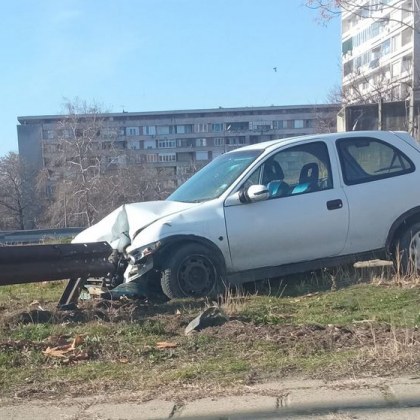 Шофьор катастрофира в мантинела и си тръгна СНИМКИ