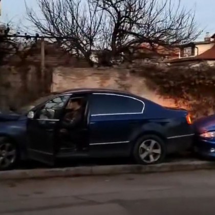 Шофьор помете няколко коли и избяга! Щетите са огромни ВИДЕО+СНИМКИ