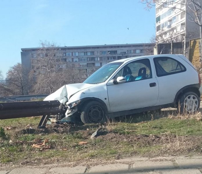 Шофьор катастрофира в мантинела и си тръгна СНИМКИ