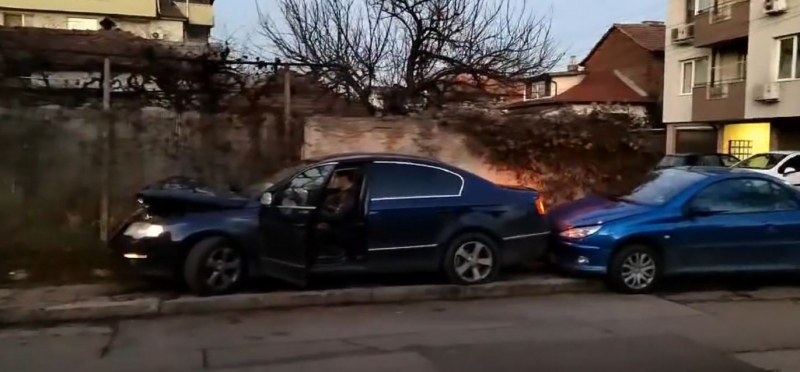 Шофьор помете няколко коли и избяга! Щетите са огромни ВИДЕО+СНИМКИ