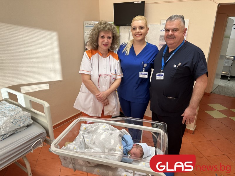 Баща и дъщеря са посрещнали в ръцете си първото бебе на годината в Пловдив СНИМКИ