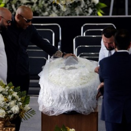 Поклонението пред тленните останки на легендарния бразилски футболист Пеле започна