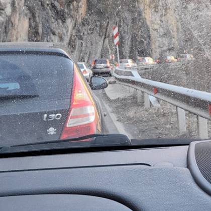 Километрична колона от автомобили задръсти пътя Смолян Пловдив След поредицата от празнични