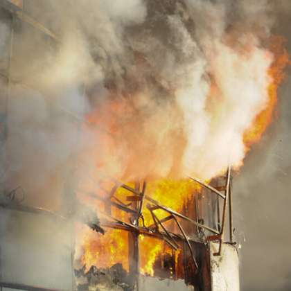 Пожар е избухнал в изоставена постройка намираща се на кръстовището