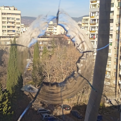 Повреден стъклопакет след Нова година от пиротехтическо изделие ли