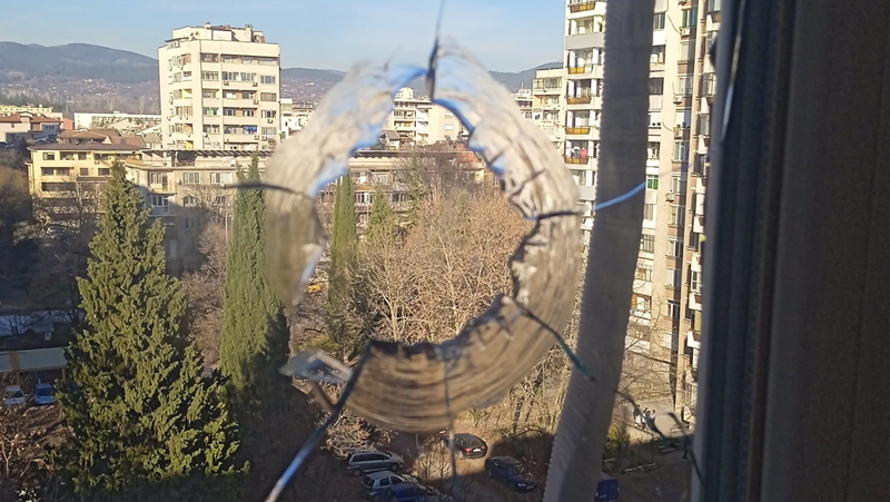 Повреден стъклопакет след Нова година - от пиротехтическо изделие ли