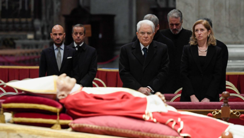Започна поклонението пред папа Бенедикт XVI в Рим