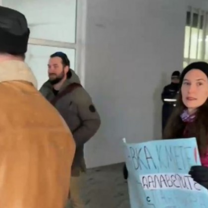 Протестиращи се събраха пред Общински съвет в Пловдив Днес съветниците