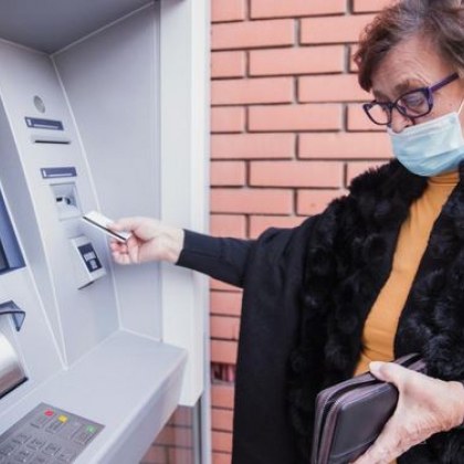 Започват да изплащат пенсиите два дни по-късно