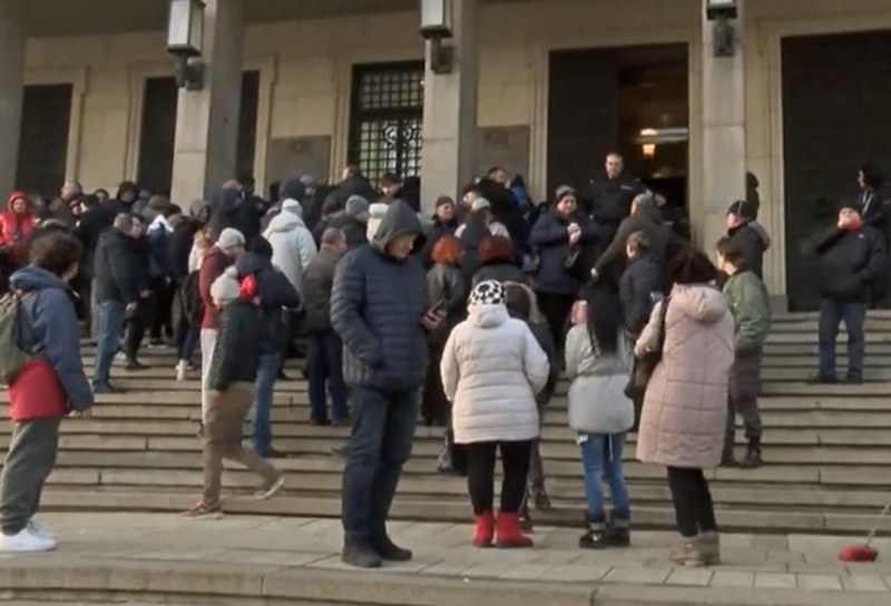 Опашки пред БНБ заради монетата с лика на Христо Ботев