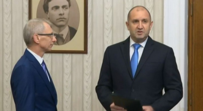 Президентът връчва втория мандат НА ЖИВО