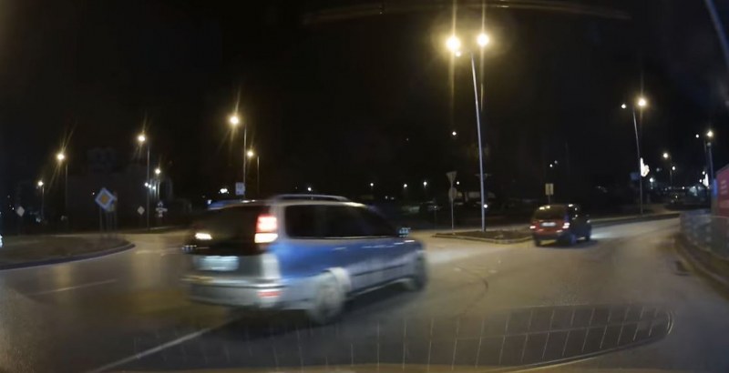 Шофьор направи опасна маневра в кръгово кръстовище ВИДЕО