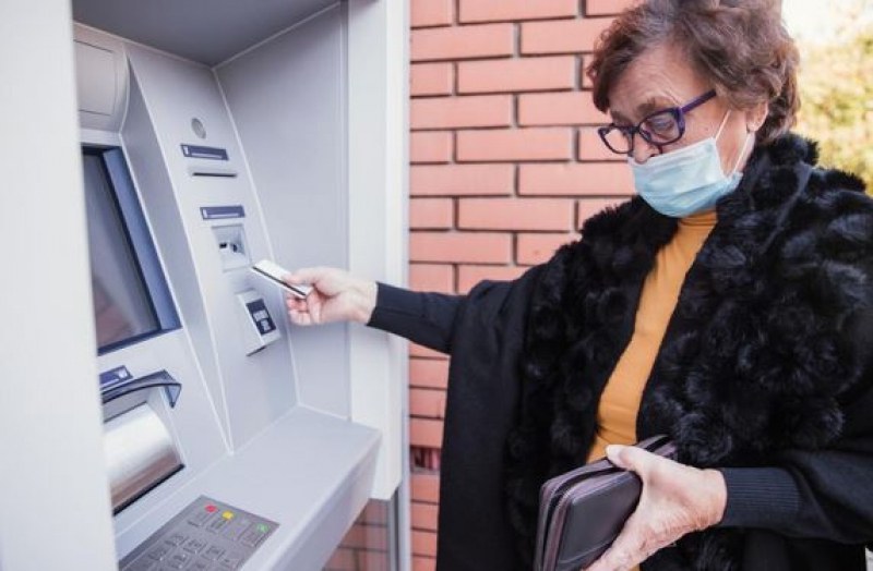 Започват да изплащат пенсиите два дни по-късно