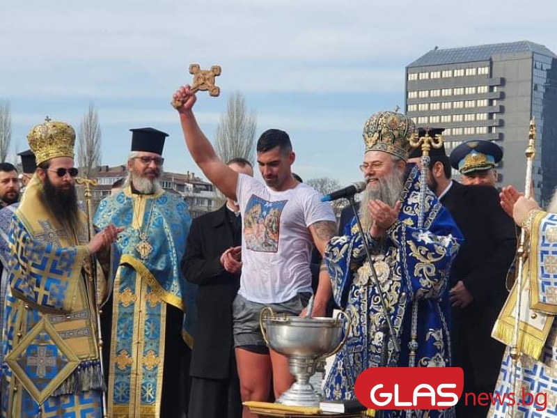 Хваналият кръста в Пловдив: Бях последен, но кръстът дойде при мен! Било е писано