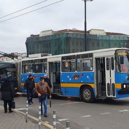 Тролейбус и автобус се удариха на Лъвов мост, движението е затруднено СНИМКИ