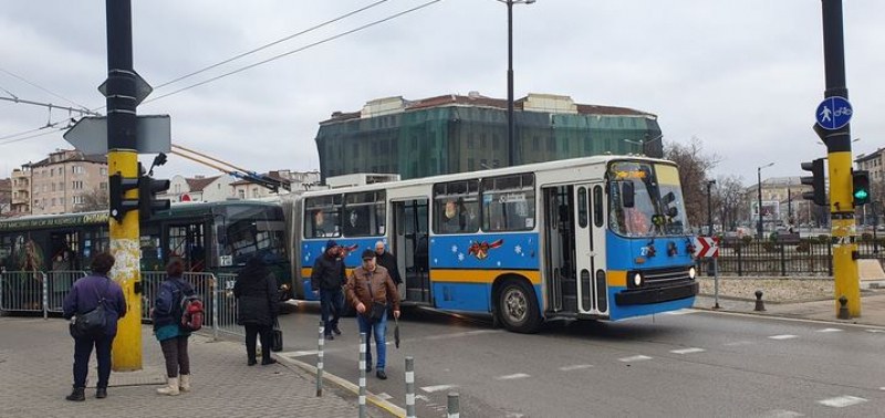 Тролейбус и автобус се удариха на Лъвов мост, движението е затруднено СНИМКИ