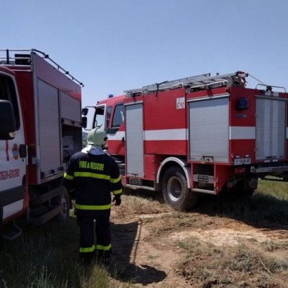 Пожар избухна в южната част на Пловдив Горят сухи треви в