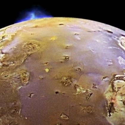 Спътникът на Юпитер Йо е покрит от голям брой активни вулкани