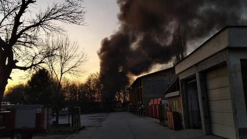 Подпалиха сметище до Окръжна болница в Пловдив СНИМКИ+ВИДЕО