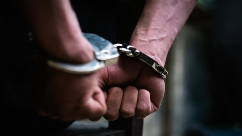 Сложиха белезниците на рецидивист, издирван от 8 години